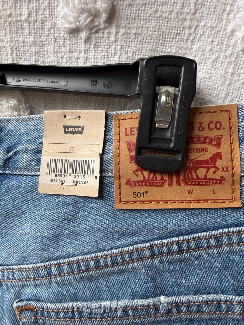 Levi's light blue distressed denim shorts - Picture 4 of 4